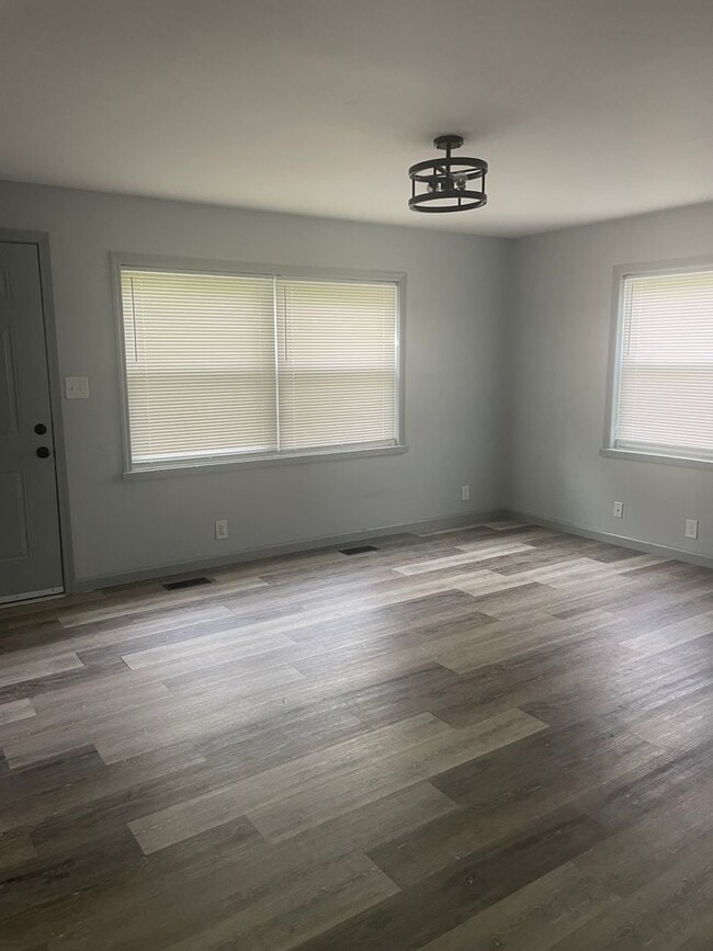 Building Photo - Knoxville 37918 - 2 bedroom, 1 bath home c...