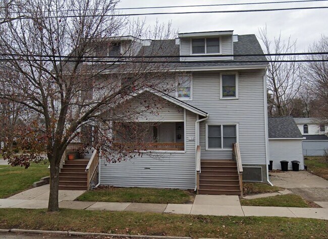 Building Photo - 136 Grand Ave