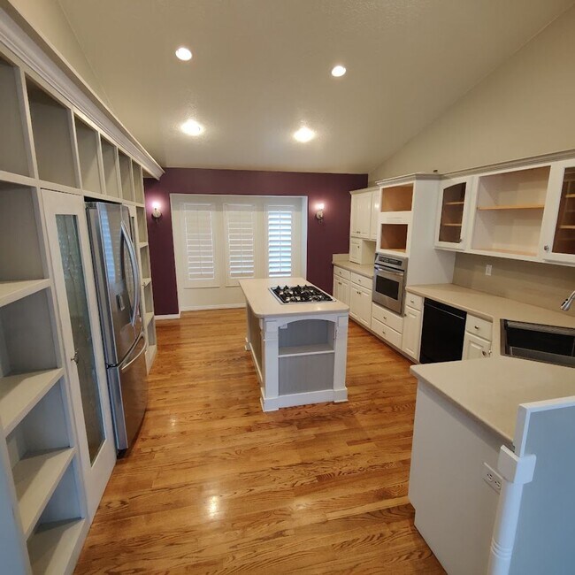 Building Photo - 3 Bed/2 Bath House (Upstairs) For Rent in ...