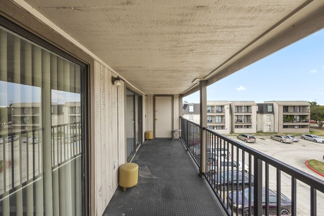 Building Photo - 206 Plaza Verde Dr