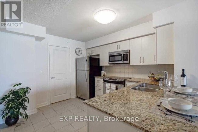 Photo du bâtiment - 215-215 Sherway Gardens Rd