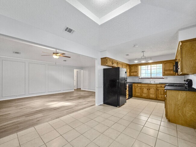 Foto del edificio - Coming Soon! 4 BR/2BA | Newly Renovated Single Family Home | Covered Patio | In Waxahachie!