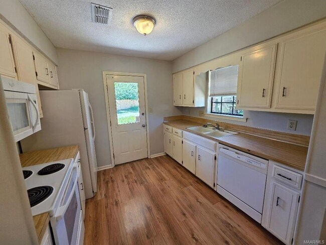 Foto del edificio - 5978 Carmel Dr