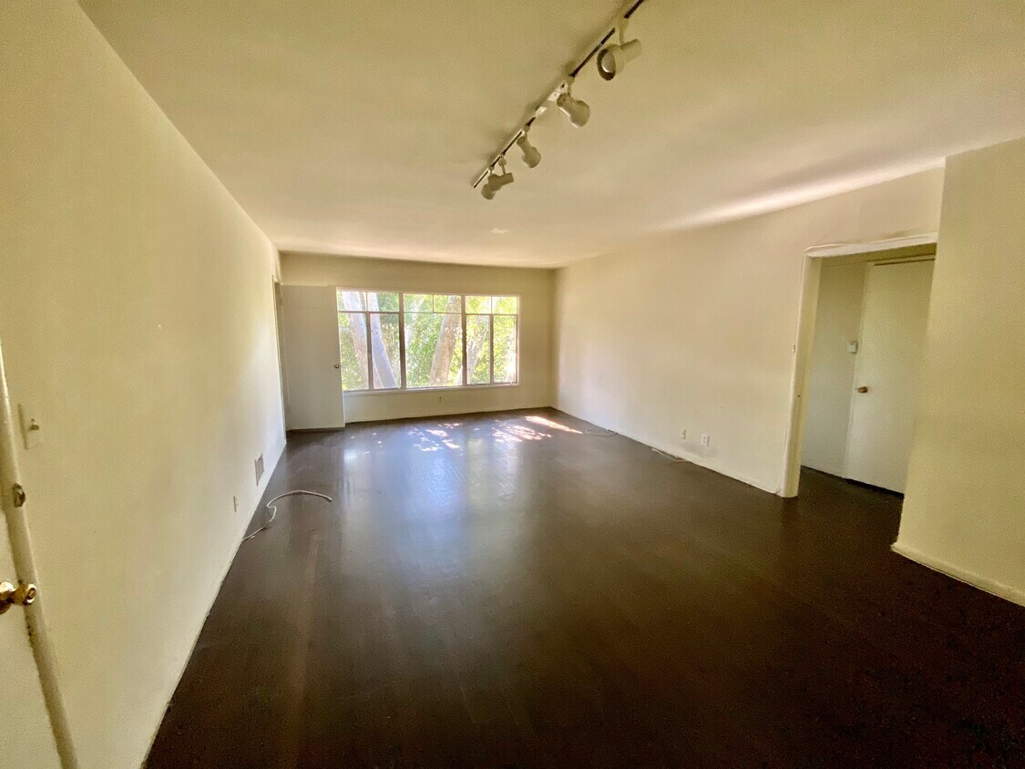 Livingroom - 500 Midvale Ave