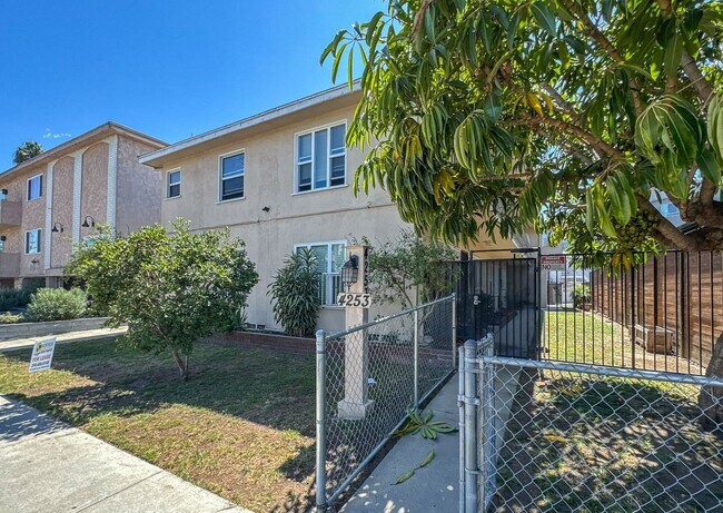 Building Photo - 4253 1/2 S Centinela Ave-