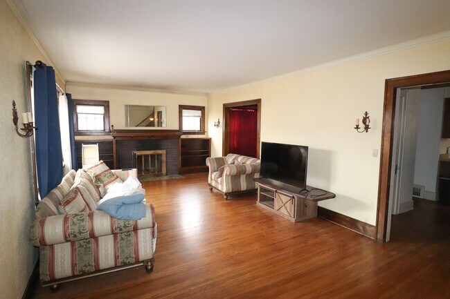 Foto del edificio - Spacious 4 Bedroom Home with Classic Charm