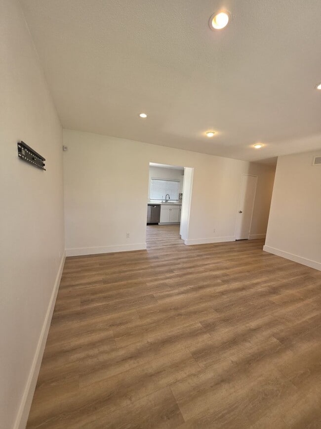 Building Photo - Welcome to your future home! Beautiful 3-bedroom, 2-bathroom house - Don't Miss out