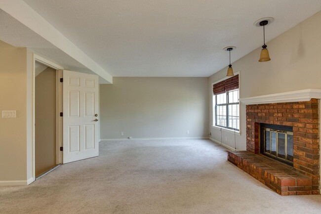 Building Photo - Spacious Living In the Heart of Hendersonv...