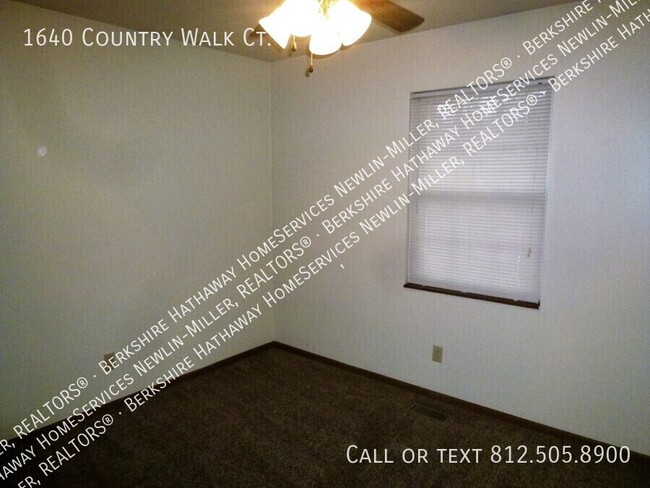 Building Photo - 3 Bedroom Duplex - Pets Welcome!*