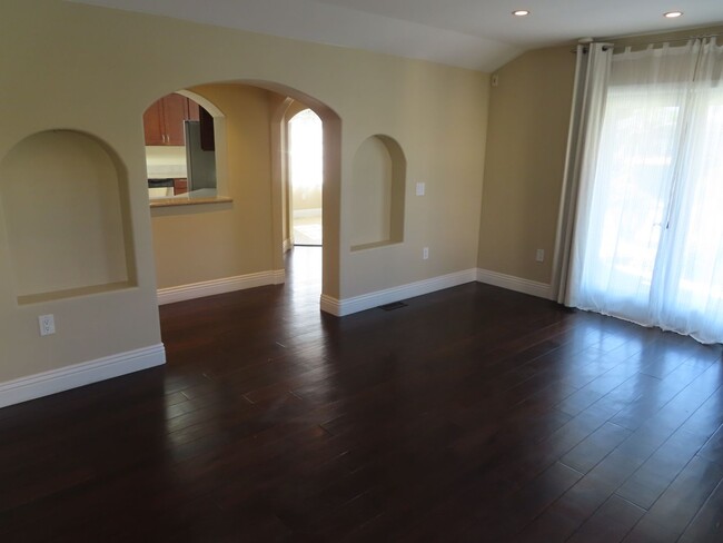 Building Photo - Three Bedroom Home in Kensington