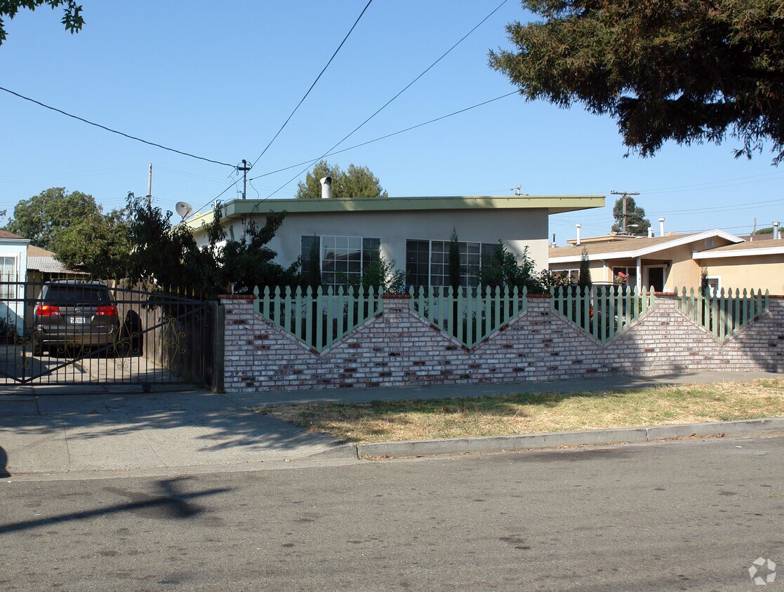 Building Photo - 1411-1413 Burbeck Ave
