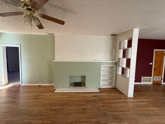 Foto del edificio - 400 W Garza St