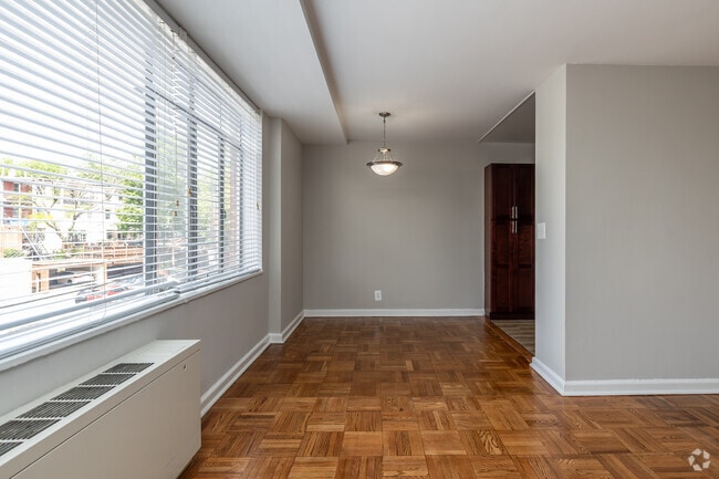 2BR, 2BA - 1,023SF - Dining Room - Connecticut Park Apartments