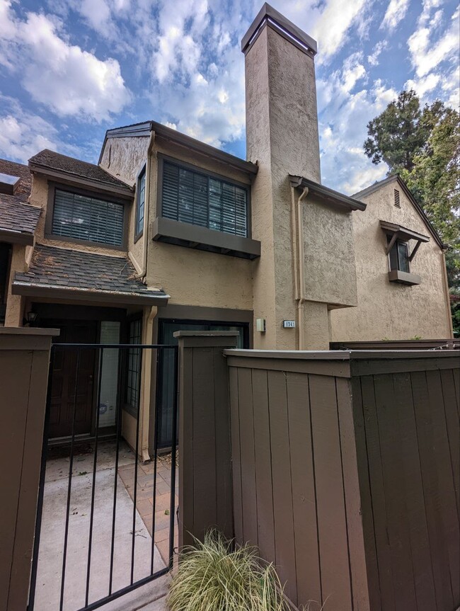 Building Photo - 1341 Greenwich Ct