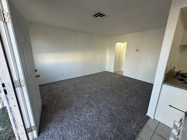 Building Photo - 2508 E Mesquite Ave