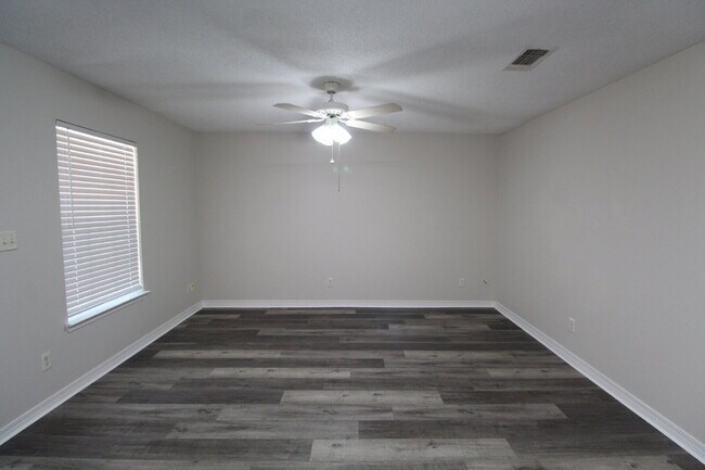 Foto del edificio - Updated 3BR/1BA Patio Home in Northeast Pensacola, Close to Downtown, Shopping, and Parks!