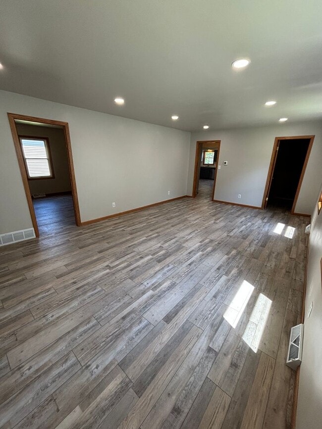 Foto del edificio - Fully Remodeled 3 Bed/1 Bath Home with Fenced Yard and 2-Car Garage!