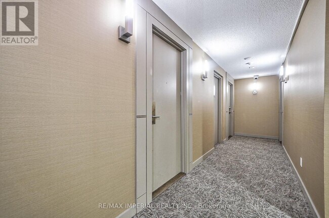 Photo du bâtiment - 330 Burnhamthorpe Rd W