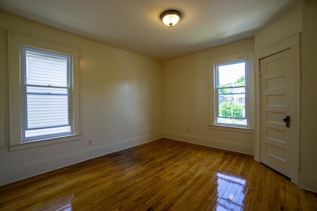 Building Photo - 2424 E Genesee St