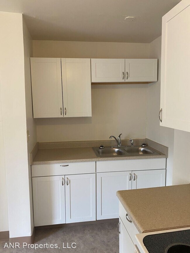 Building Photo - 3 br, 2 bath Apartment - 1042 E Fremont