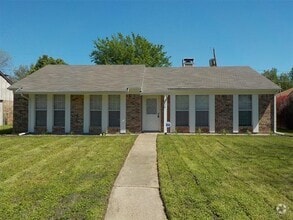 Building Photo - 828 Woodrock Dr
