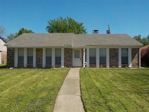 Building Photo - 828 Woodrock Dr