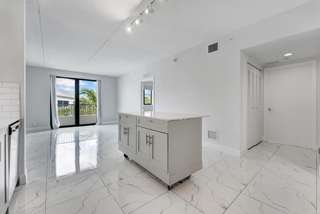 Foto del edificio - 250 W Hidden Valley Blvd