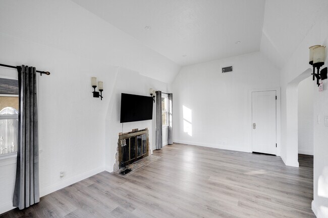 Building Photo - 1711 Orchard Ave
