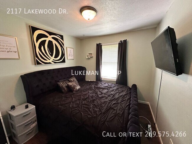 Foto del edificio - 2117 Lakewood Dr