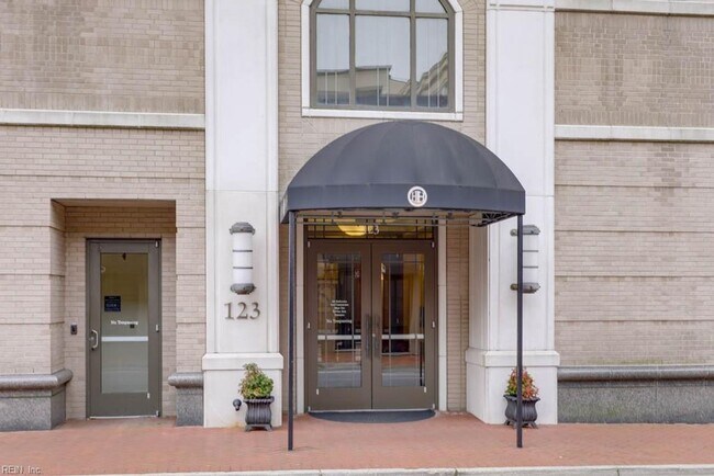 Building Photo - Spectacular Penthouse Condo in Downtown No...