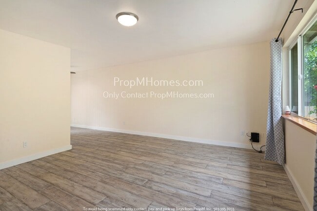 Building Photo - Updated Two Bedroom Duplex in SE!
