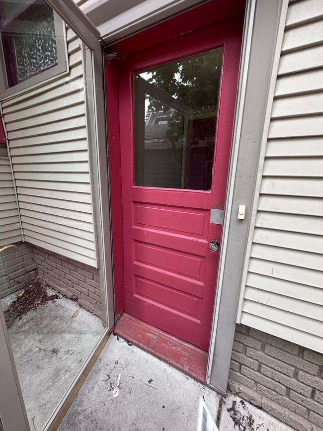 Building Photo - $900 - 3 bed 1 bath - Beautiful apartment ...