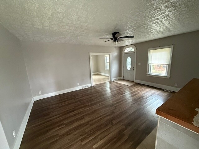 Building Photo - 940 S Twyckenham Dr