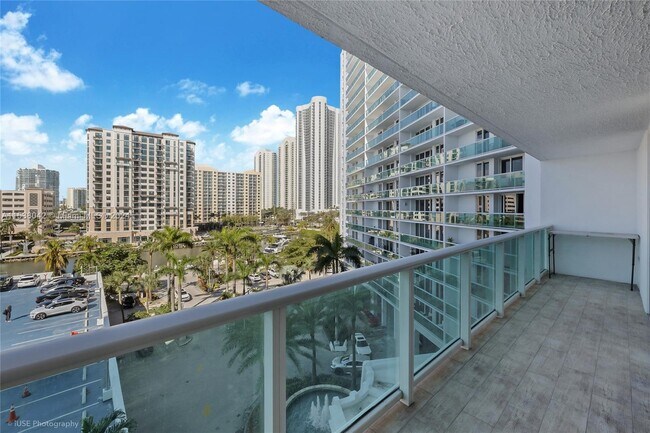 Building Photo - 100 Bayview Dr