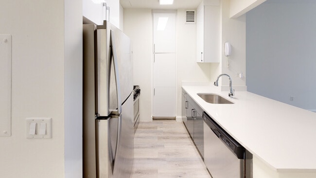 Interior Photo - 10 Hanover Square