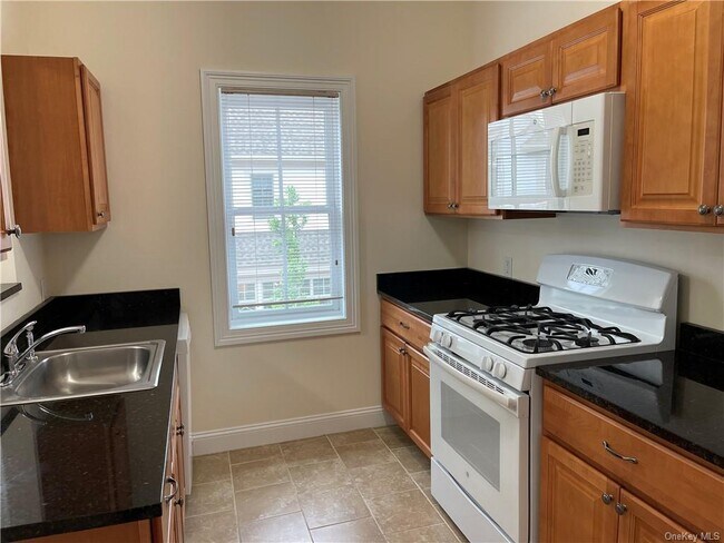 Building Photo - 400 Main St