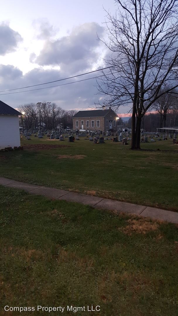 Foto del edificio - 3401 Compass Rd