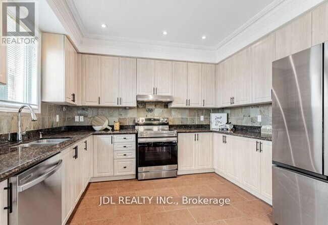 Photo du bâtiment - 20 Ralph Chalmers Ave