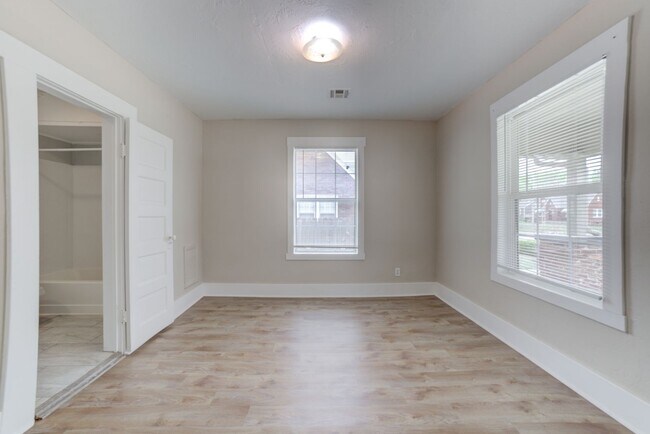 Foto del edificio - N Denver Ave  Duplex