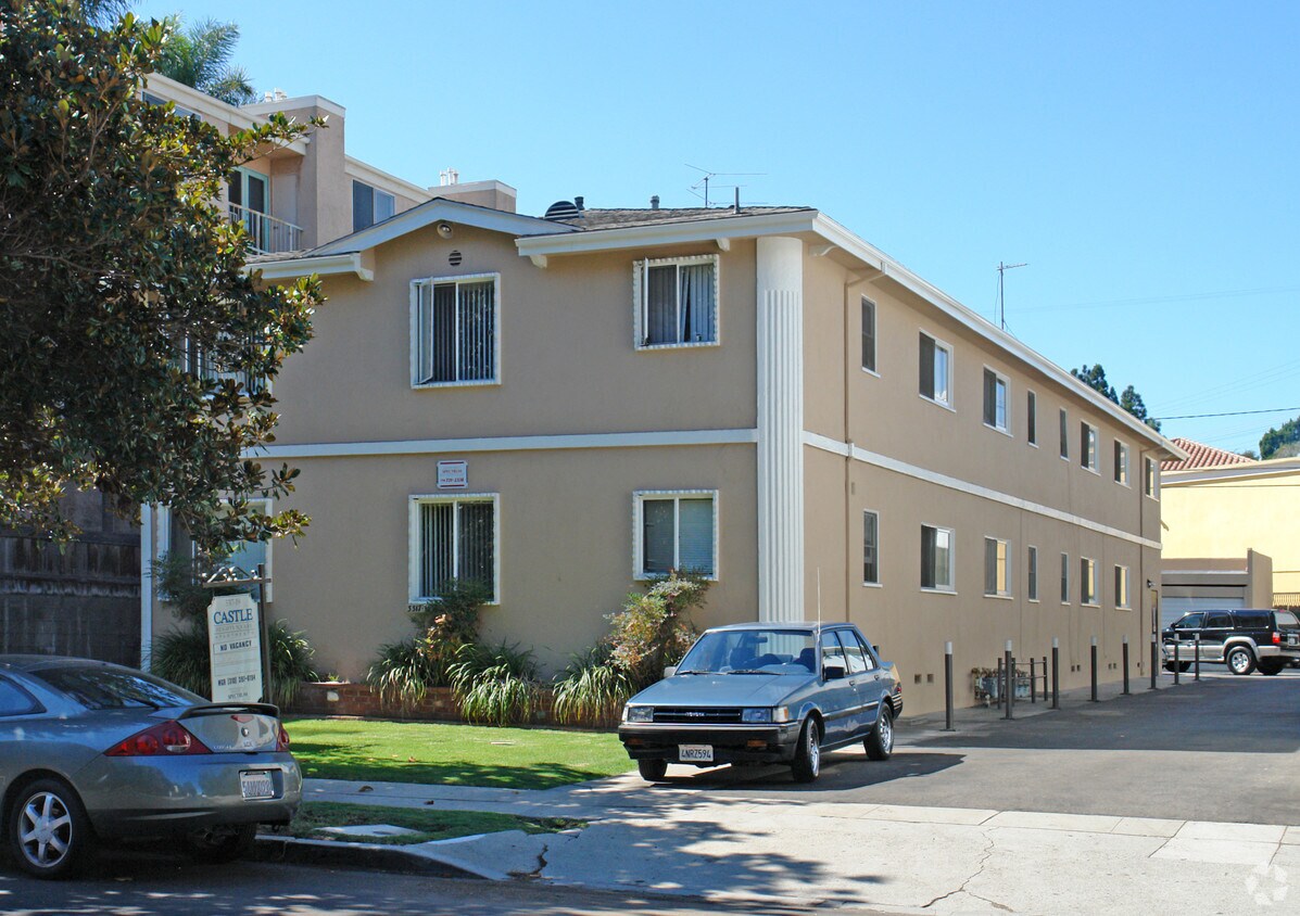 Primary Photo - 3317-3319 Castle Heights Ave