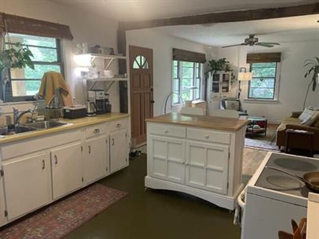 Foto del edificio - 2/1 Available Now