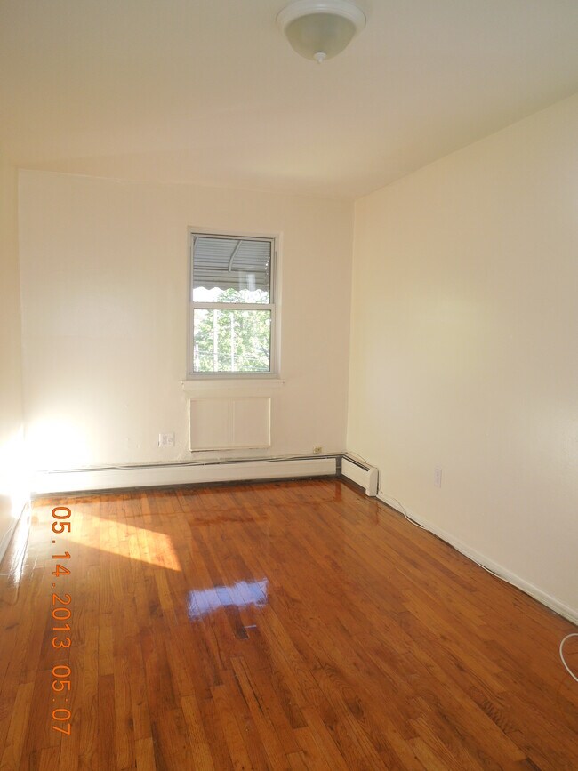 Building Photo - 1835 E 52nd St