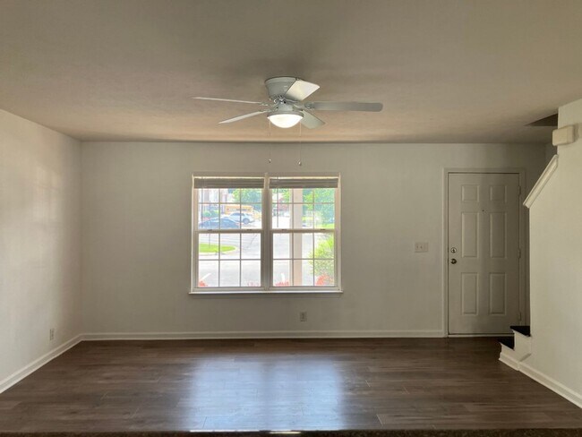 Foto del edificio - MOVE IN SPECIAL $300 off one month's rent!...