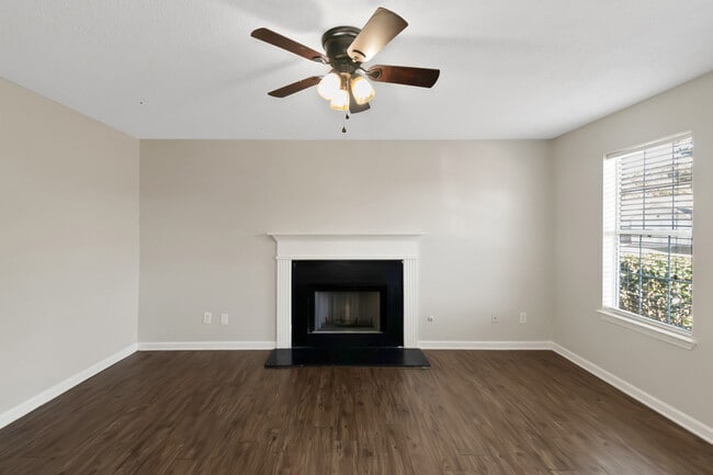 Foto del edificio - 2921 Russ Ln