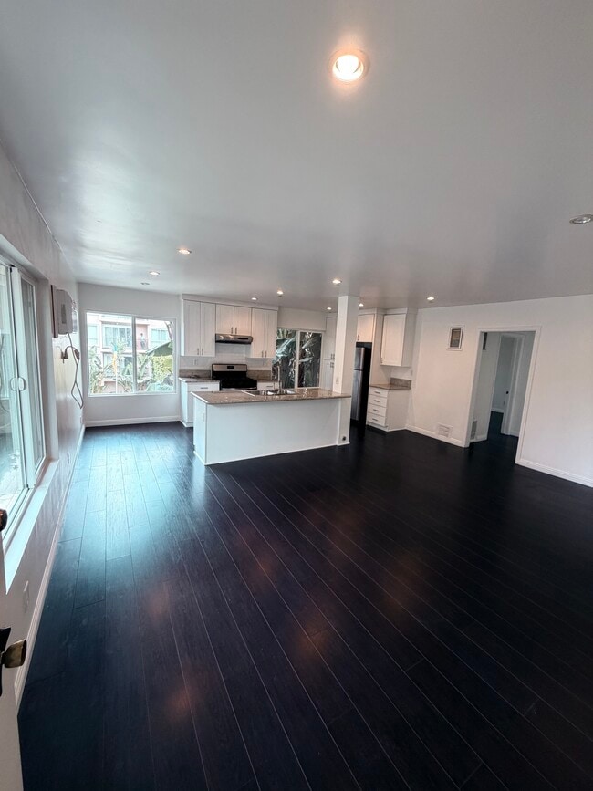 Building Photo - 123 S St Andrews Pl