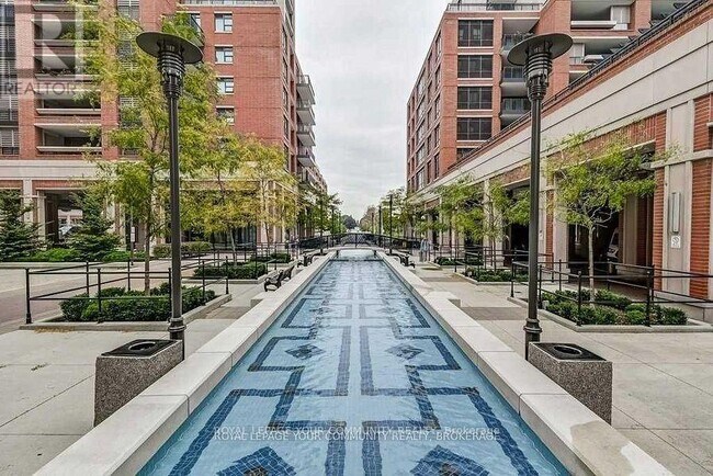 Photo du bâtiment - 830-830 Lawrence Ave W