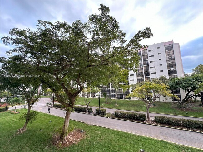 Building Photo - 17021 N Bay Rd