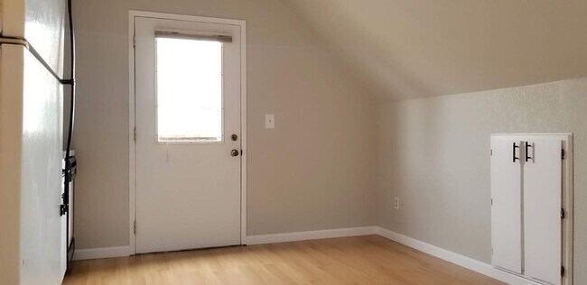 Foto del edificio - MOVE IN READY NOW! Desirable down town location. 1 bed, 1 bath. Includes water, sewer and garbage.