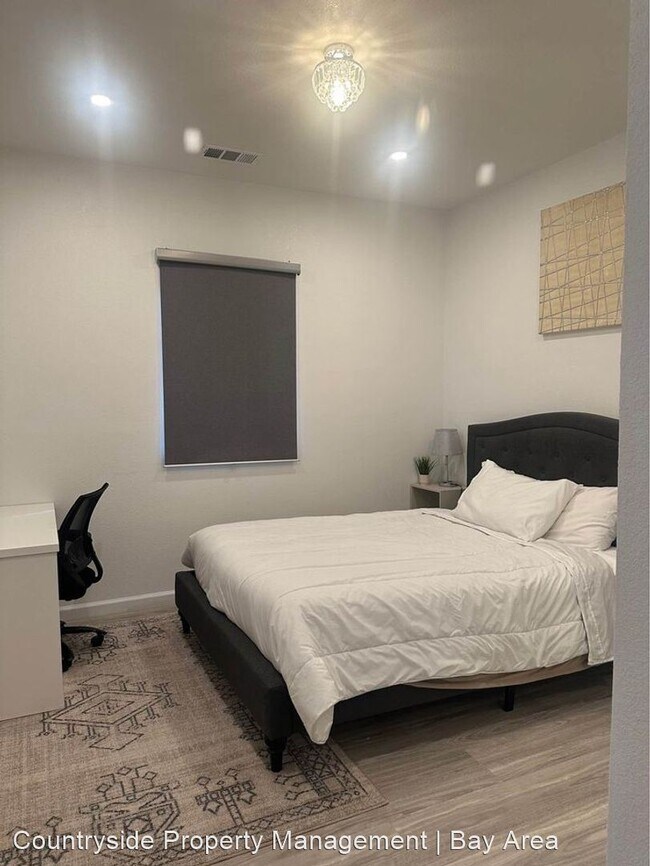 Building Photo - 4 br, 2.5 bath House - 1606 E San Fernando...