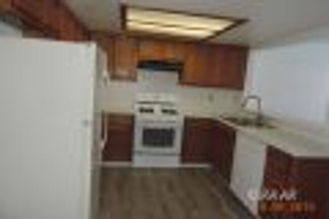 Building Photo - Charming Green Acres Condo – $1,350/mo | 2...